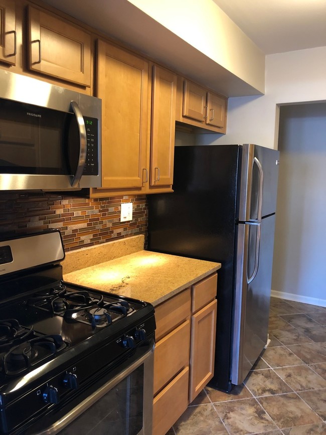 Building Photo - 2208 Country Club Dr
