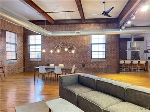 Building Photo - 412 Main St