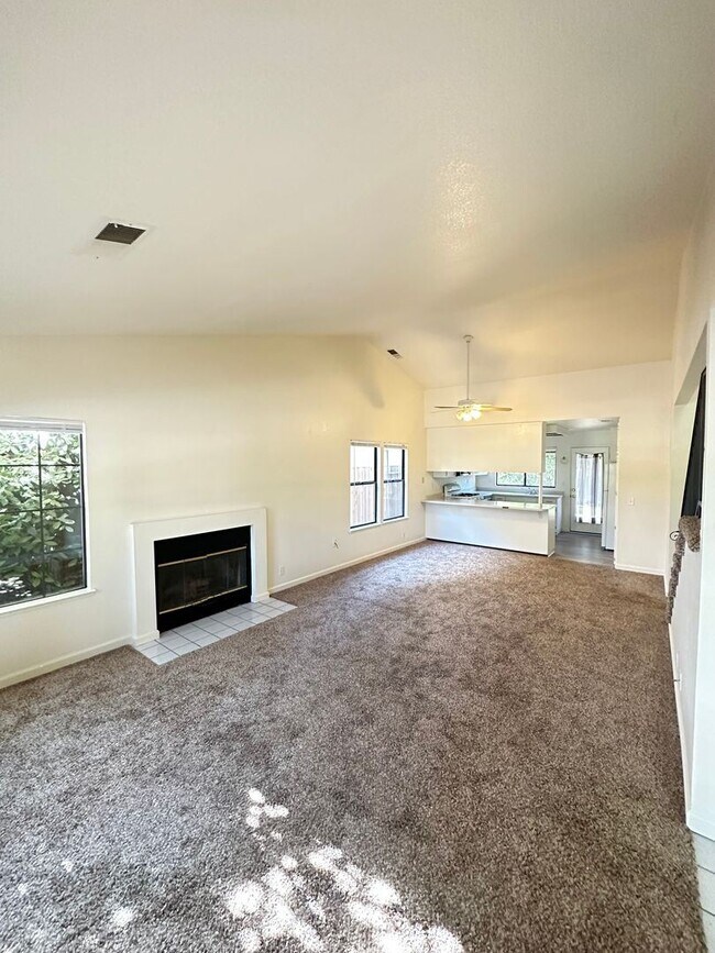 Building Photo - 4 br, 2 bath House - 2731 Lillard Drive