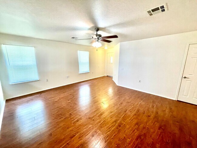 Building Photo - Home near downtown Austin and Airport!