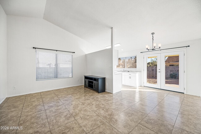 Foto del edificio - 2943 E Irwin Ave