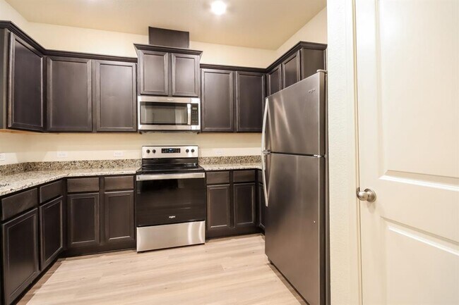 Building Photo - 560 Solomon Ln