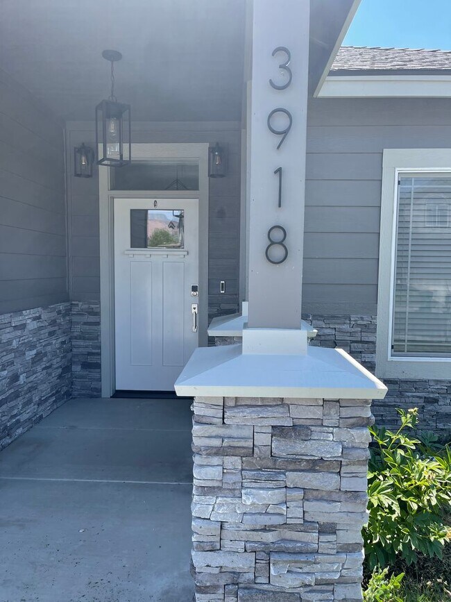 Building Photo - Beautiful 3 bedroom home