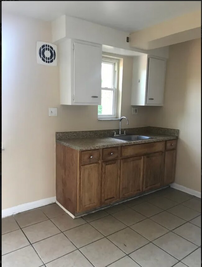Building Photo - Bright 2-Bed with Hardwood Floors, and In-Unit Laundry in Cincinnati