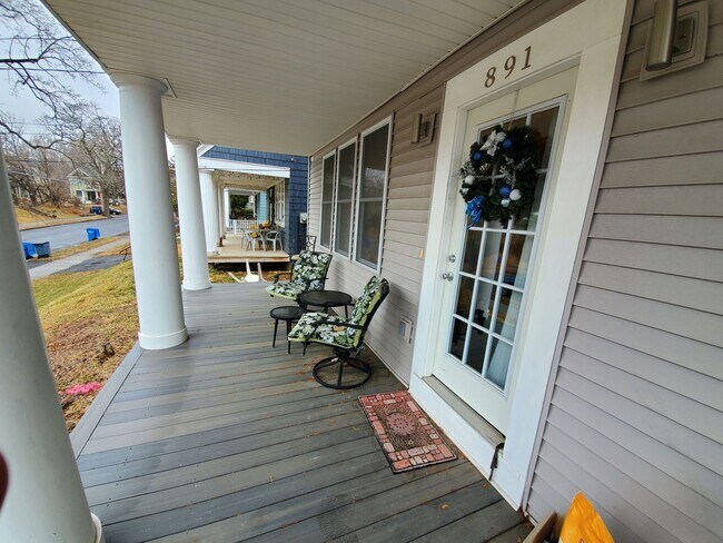 Foto del edificio - Beautifully remodeled 3 bedroom apartment ...