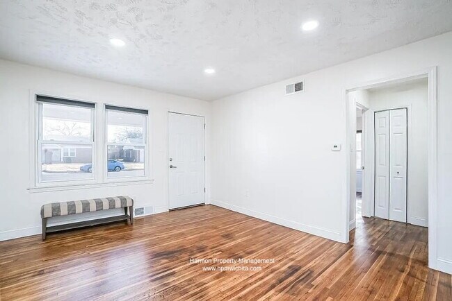 Building Photo - 835 S Apache Dr