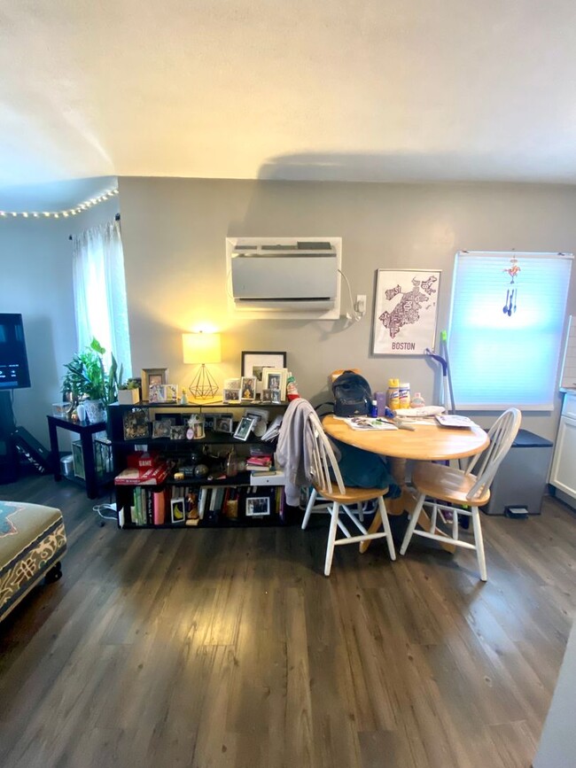 Interior Photo - 298-300 Meridian