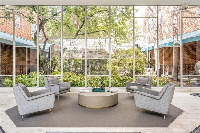 Foto del edificio - 281 Garth Rd