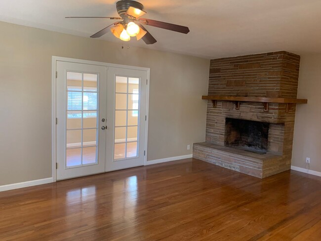 Building Photo - 1526 Maplewood Dr