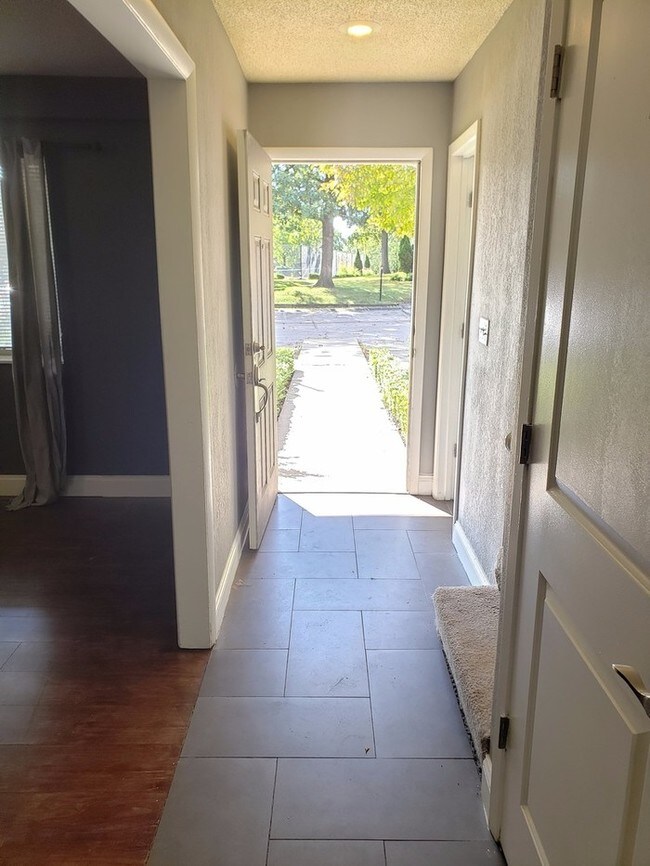 Building Photo - Spacious South KC Townhome-Showing NOW!!