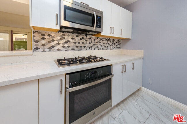 Foto del edificio - 5848 Hazeltine Ave