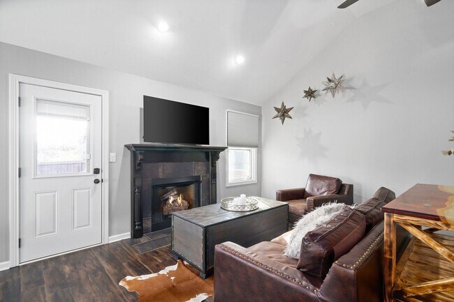 Foto del edificio - Country feel in the City.  Sharp 3 bed 2 bath.  Close to Fort Campbell.