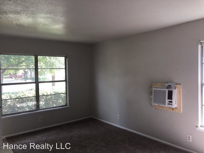Building Photo - 3 br, 1 bath House - 1700-W. Hildebrand Ave