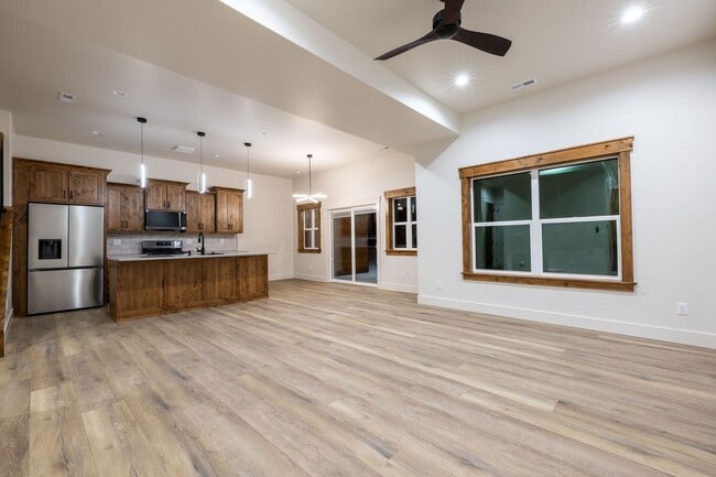 Foto del edificio - Beautiful Custom Townhome for Rent in Island Park- NAME YOUR LEASE TERMS