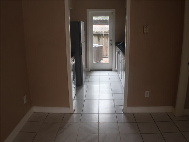 Foto del edificio - 7700 Creekbend Dr