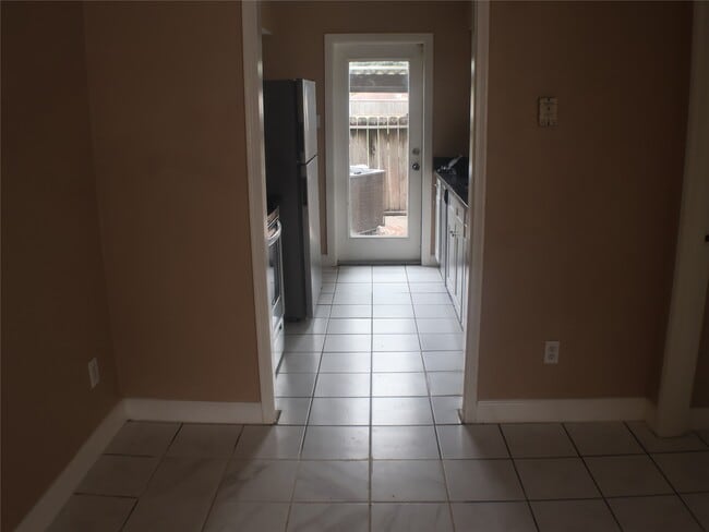 Building Photo - 7700 Creekbend Dr