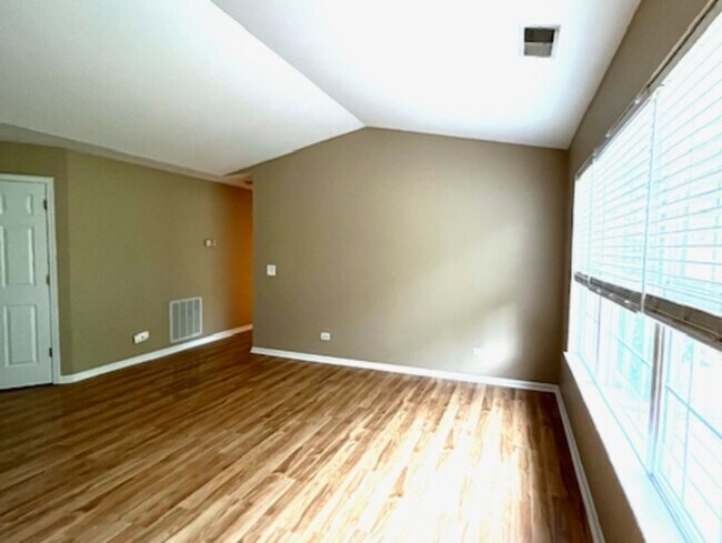 Foto del edificio - 1303 N Red Oak Cir