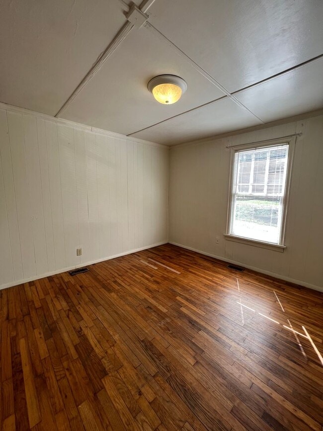 Building Photo - 145 Herring St