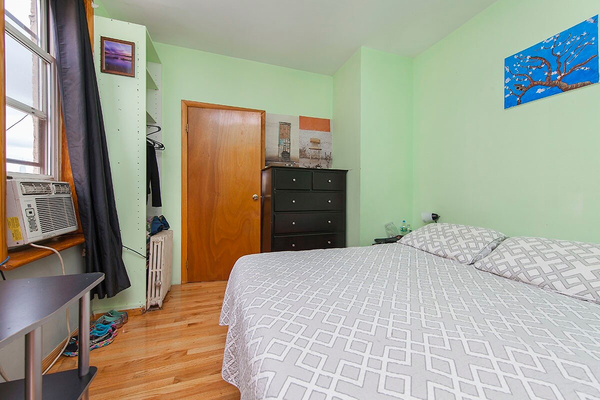 Primary Photo - 525 Metropolitan Ave