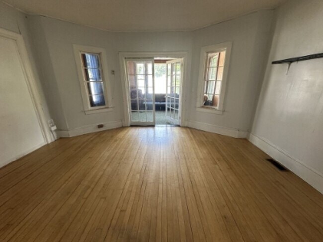 Building Photo - 440 Main St