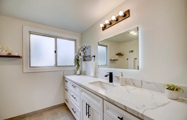 Building Photo - Spacious Home Designed for Comfortable Living