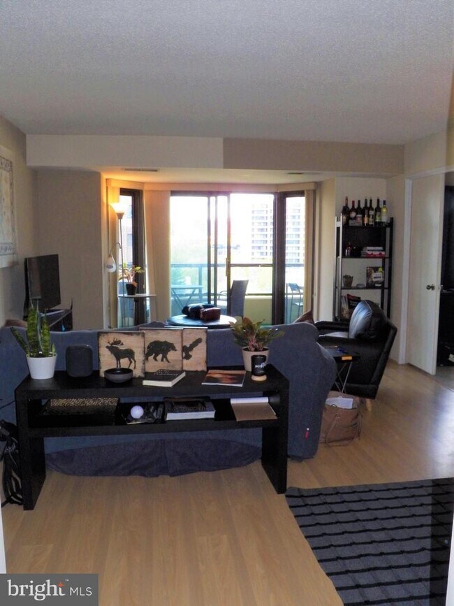 LR with furniture - 1600 N Oak St