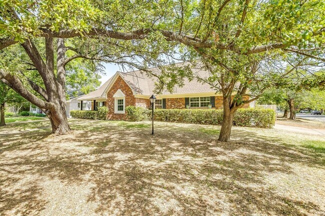 Foto del edificio - 1701 Larkspur Dr