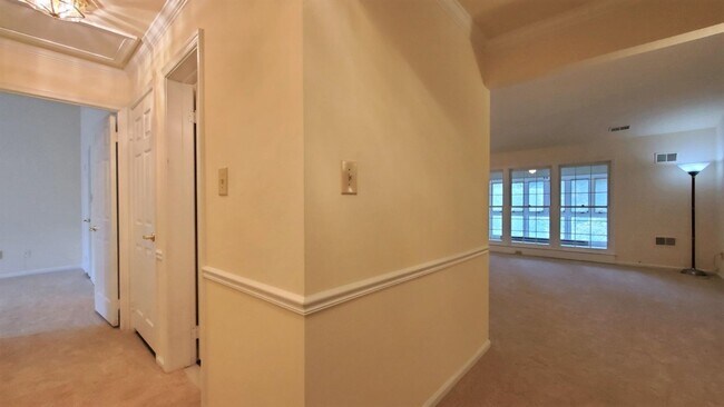 Building Photo - Big and Beautiful 2 Bedroom, 2 Full Bathro...