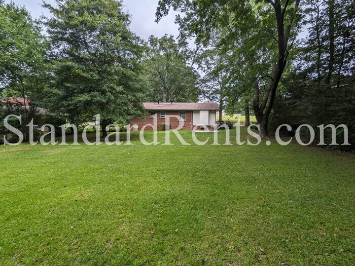 Foto del edificio - Brick ranch with large fenced in yard