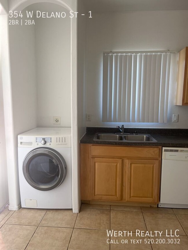 Building Photo - Ideal for Roommates - Split 2 Bedroom/2 Ba...