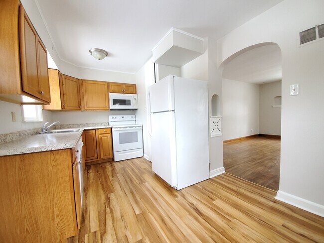 Kitchen - 807 Northwestern Ave