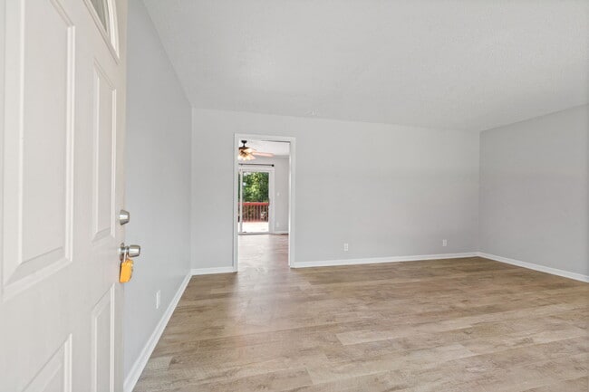 Building Photo - 208 Aster Dr