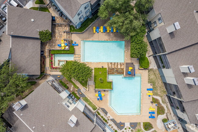 Piscina con estilo de centro turístico y spa - Rock Creek