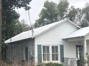 Building Photo - 125 Elenore St