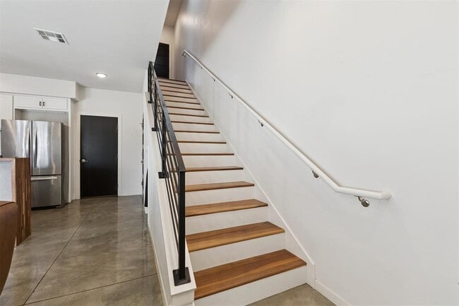 Building Photo - 1008 N Francis Ave