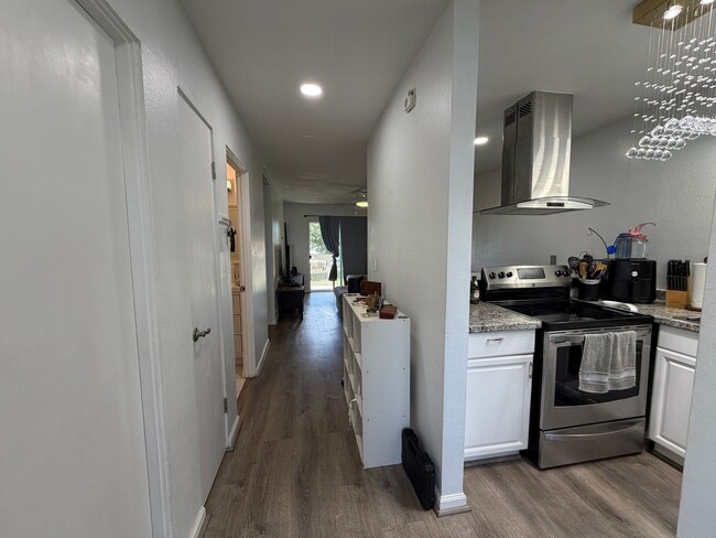 Building Photo - 2-Bedroom Condo in Central Waipahu Available February 2026