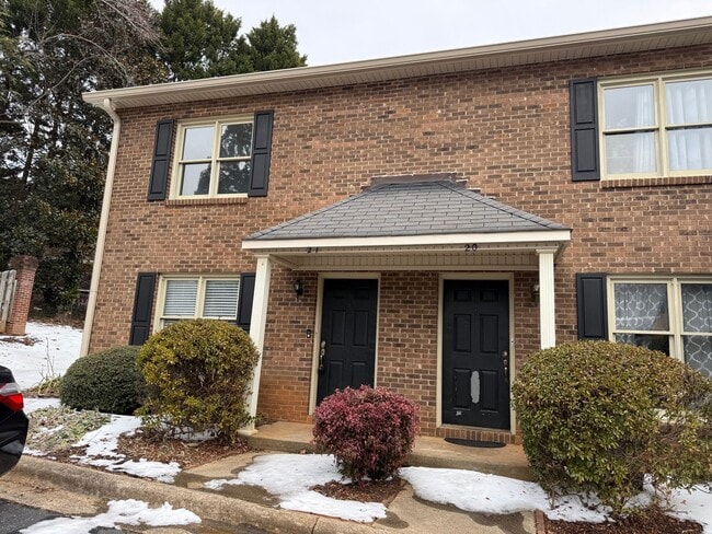 Foto del edificio - 3-Bedroom Townhome Just Minutes From Downtown Hickory!