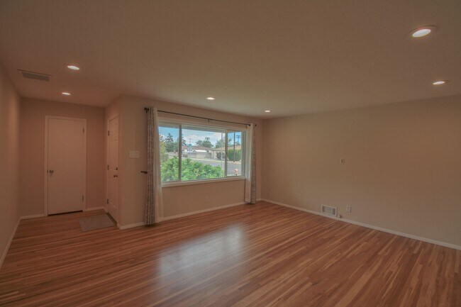 Foto del edificio - 9501 Arvilla Ave NE