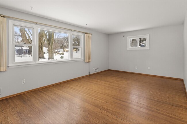 Foto del edificio - 14 Kingswood Dr