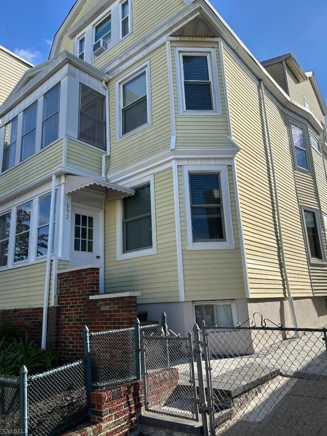 Foto del edificio - 192 Kearny Ave