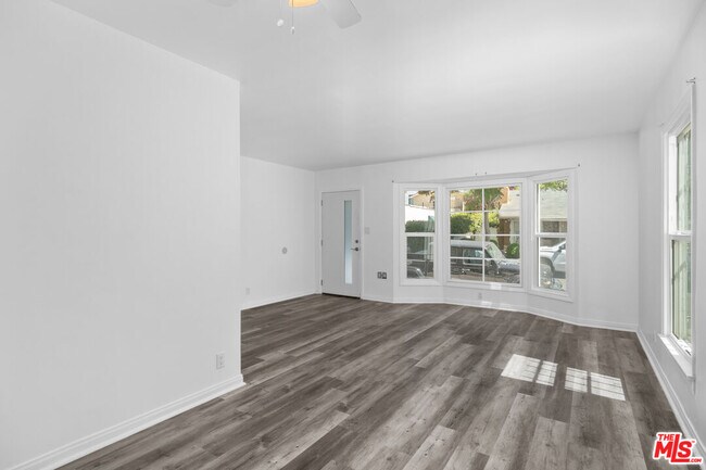 Foto del edificio - 8708 Sherwood Dr