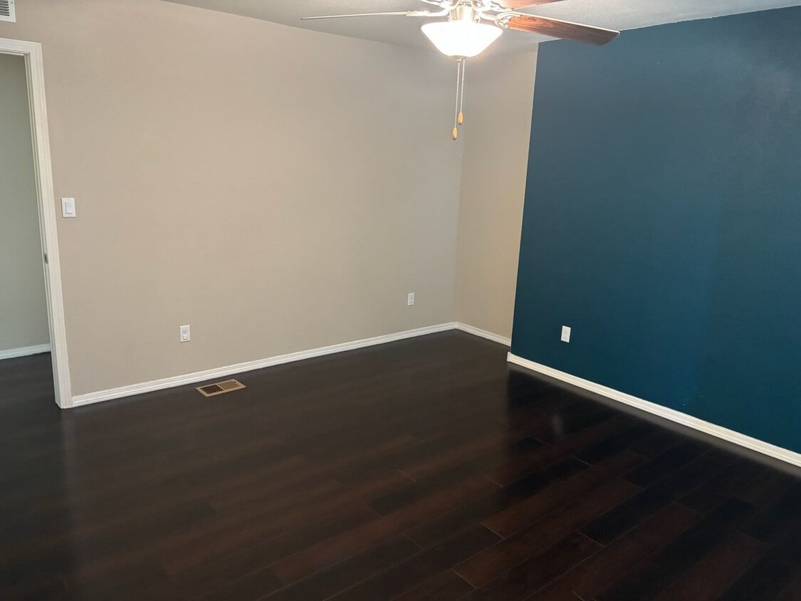 Primary Photo - Executive 2 story Town house 4 Bedroom 3 b...