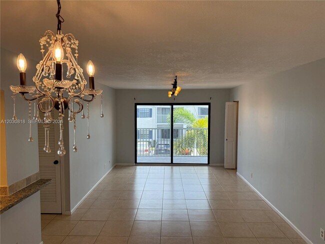 Building Photo - 170 Cypress Club Dr