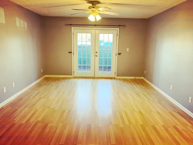 Foto del edificio - Spacious 3-Bedroom Ground-Floor Condo with...