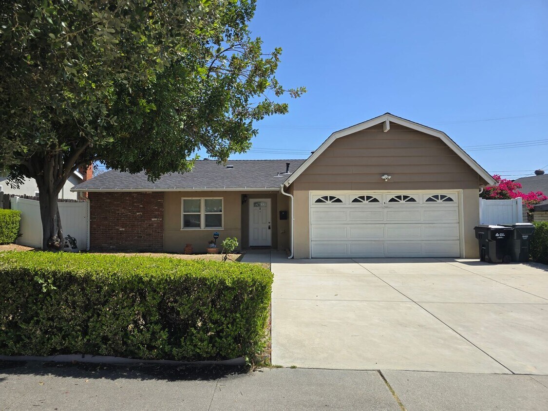 Primary Photo - Beautiful 4 Bedroom Home