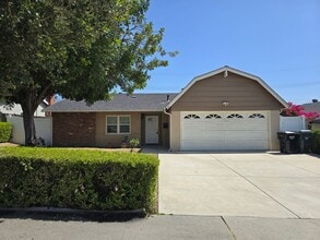 Building Photo - 3012 E Hollingworth St