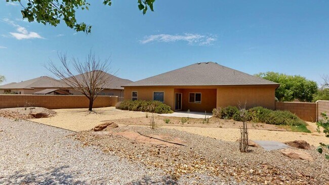 Foto del edificio - Spacious 4-Bed/3-Bath in Alamogordo, NM