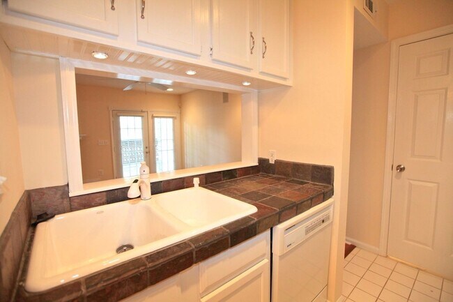 Foto del edificio - COMING SOON:2 bedroom townhome in Uptown Charlotte!