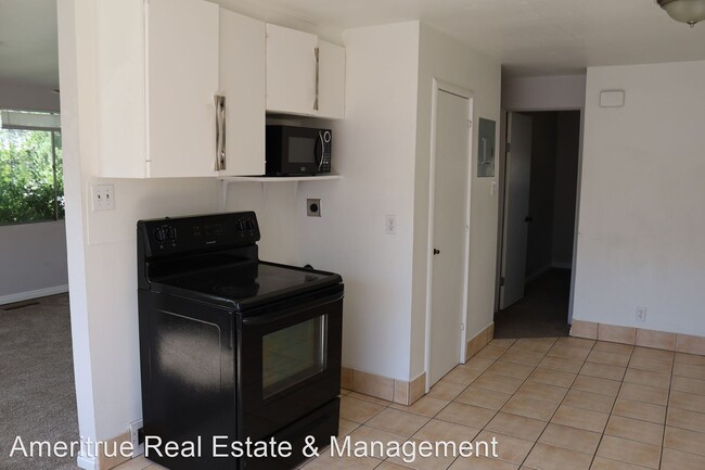 Foto del edificio - 2 br, 1 bath Apartment - 669 E. 1600 S.
