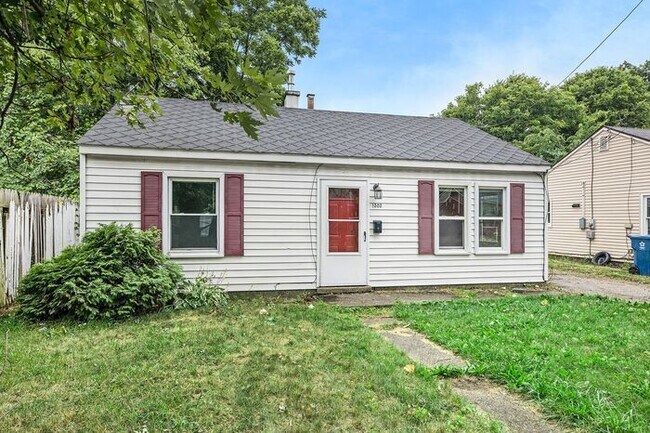 Building Photo - $1350 2/1 720 sqft ranch home with yard an...
